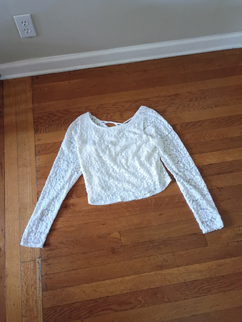 Abercrombie and Fitch white lacy long sleeved crop top with low back large
